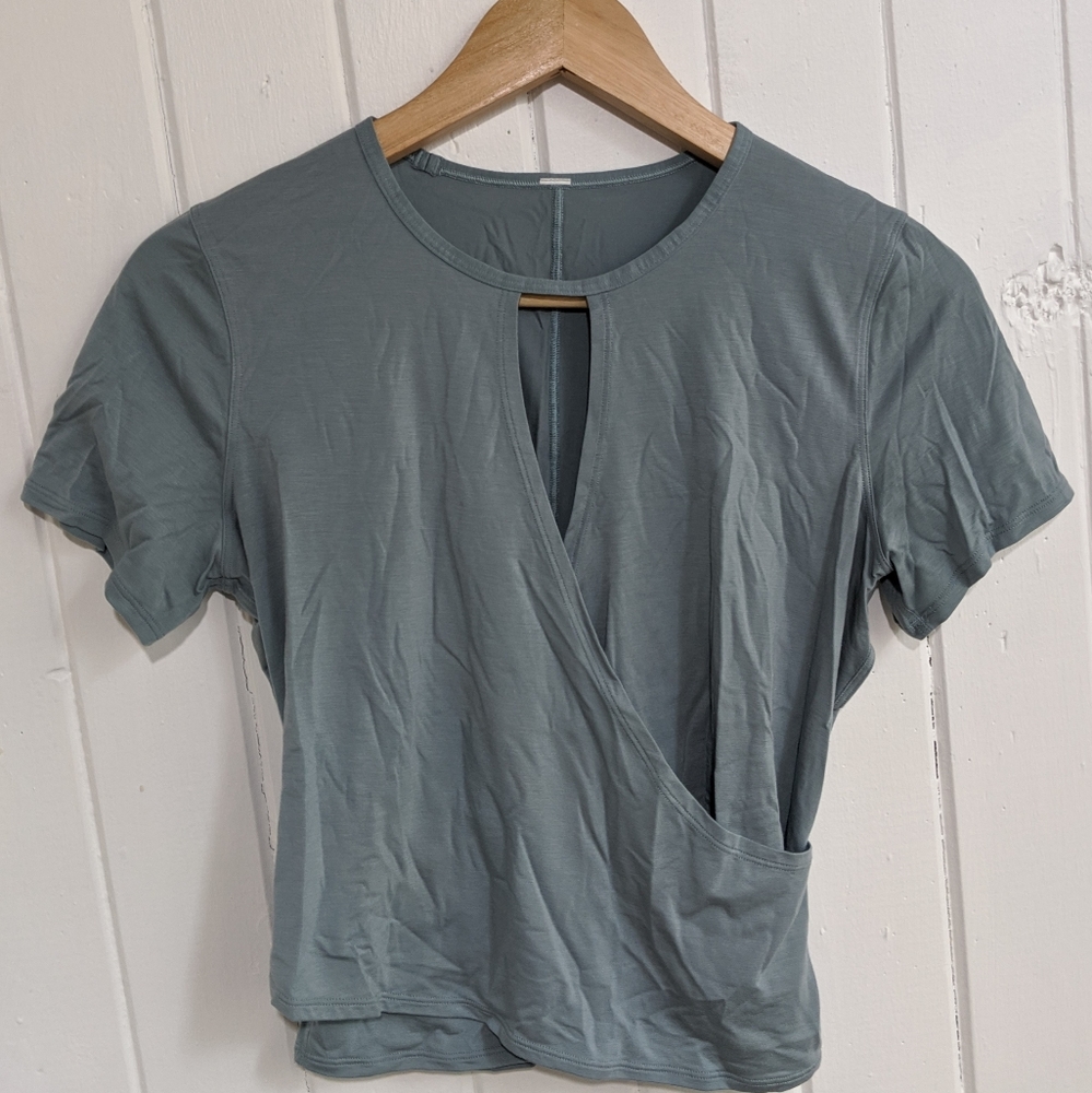 LULULEMON Wrap t-shirt with cut out - Size 4